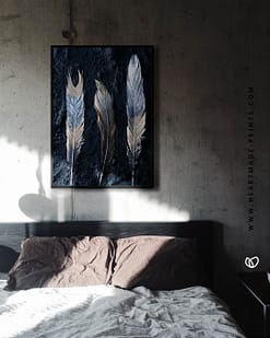 Gerahmter Print von goldenen Federn auf schwarzem Puder im skandinavischen Schlafzimmer aus dem HEARTMADE Shop