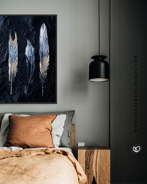 Modernen Artprint mit goldenen Federn gerahmt für die Schlafzimmerwand aus dem HEARTMADE Shop