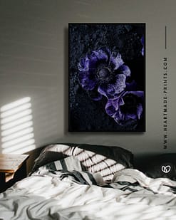 Gerahmtes Wandbild mit lila Blüten auf schwarzem Puder an Schlafzimmerwand über dem Bett - moderne Poster und Prints aus dem HEARTMADE Shop
